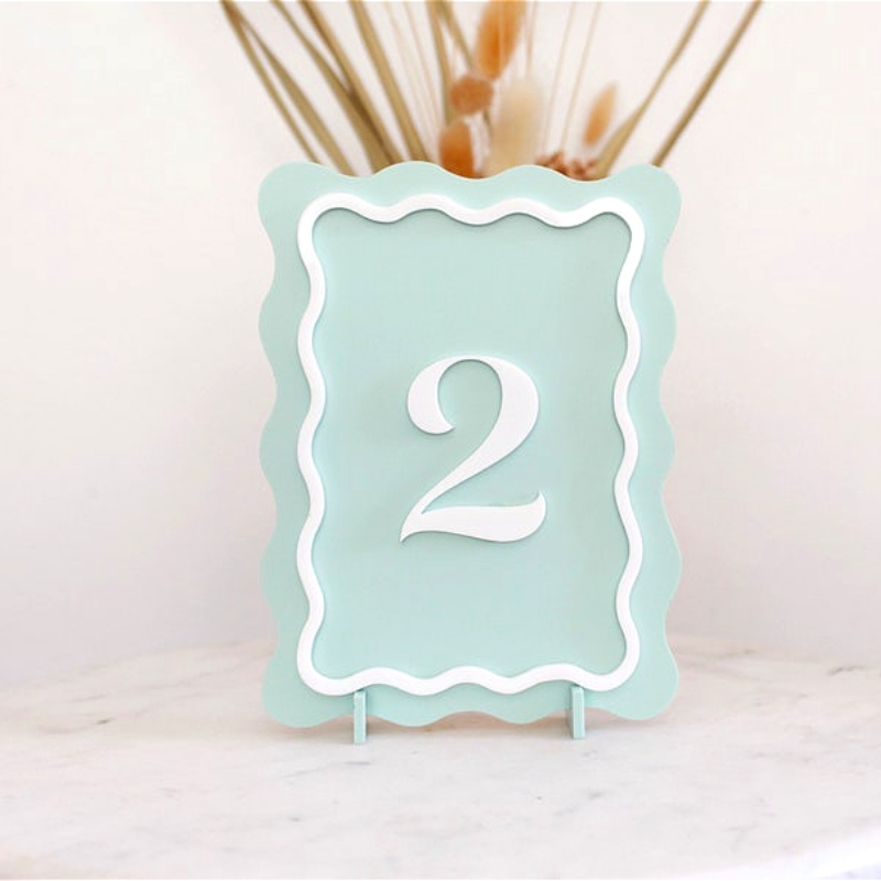 Wellenförmige Hochzeitstischnu – Table Number Gold Bewertung und Preis